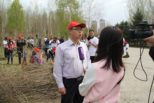 公司团委书记姜涛接受媒体采访