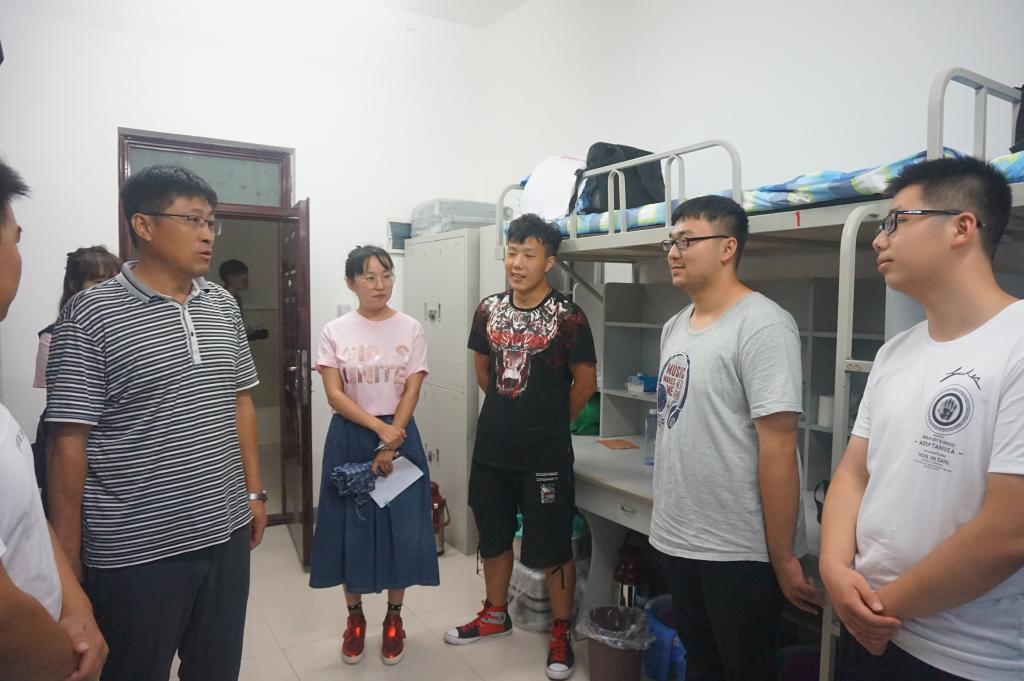 李岩副经理与赵倚墨老师与同学们亲切交谈