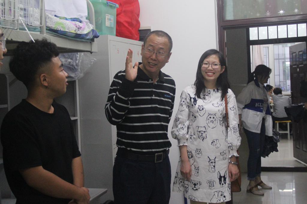 王锡胜书记与刘晓旭老师为新生讲解注意事项