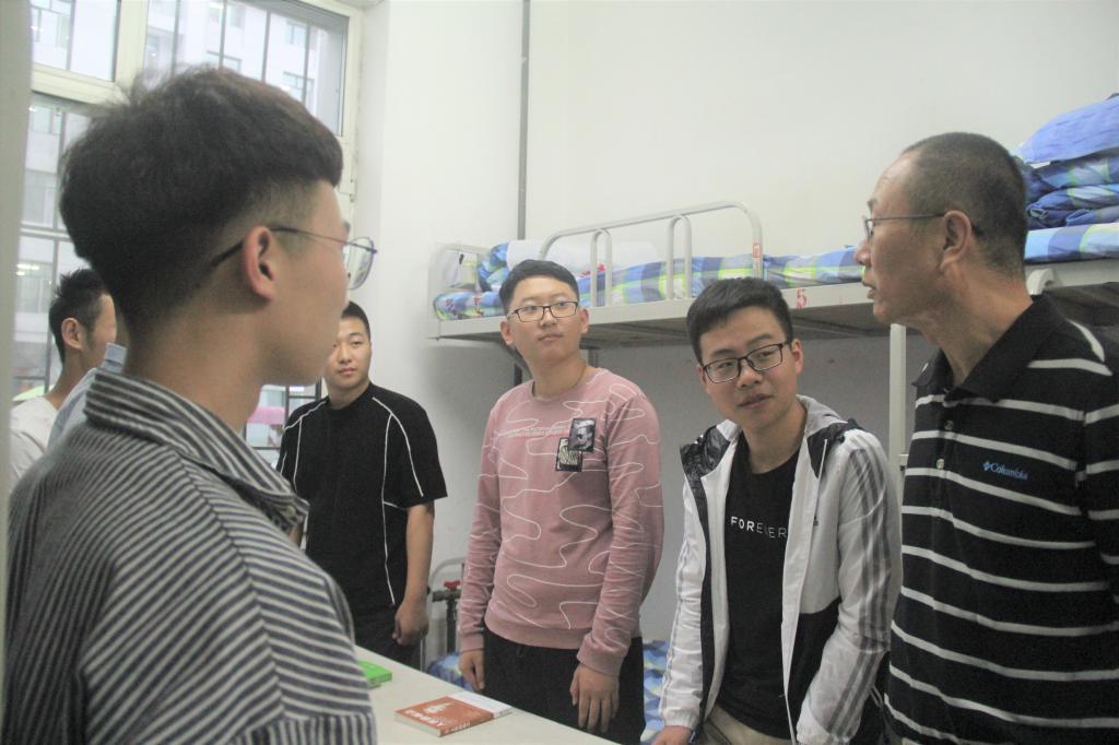 王锡胜书记了解新生实际情况