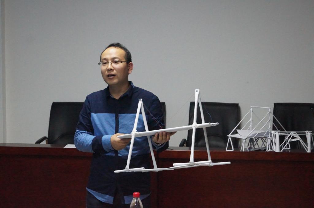 李龙海老师为同学们讲解力学知识