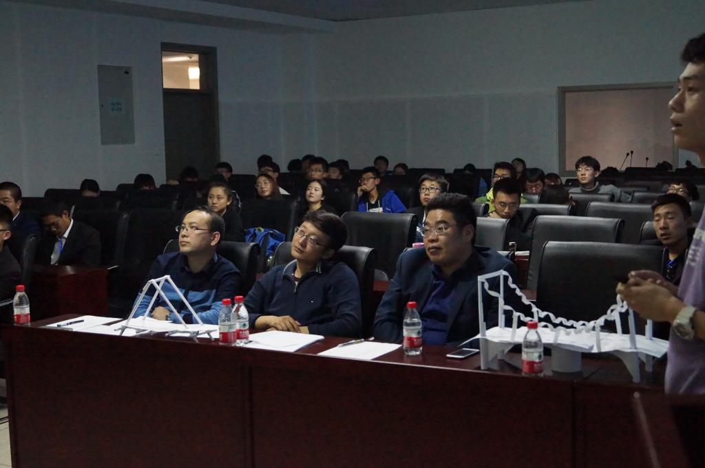 在场的老师与同学们认真聆听讲解