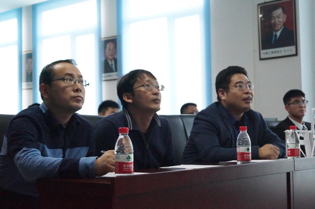 李龙海老师、权龙哲老师、杨森森老师认真聆听参赛员工讲解作品