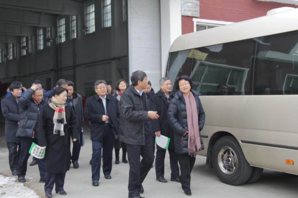 经理陈海涛同调研组针对相关问题进行深入探讨