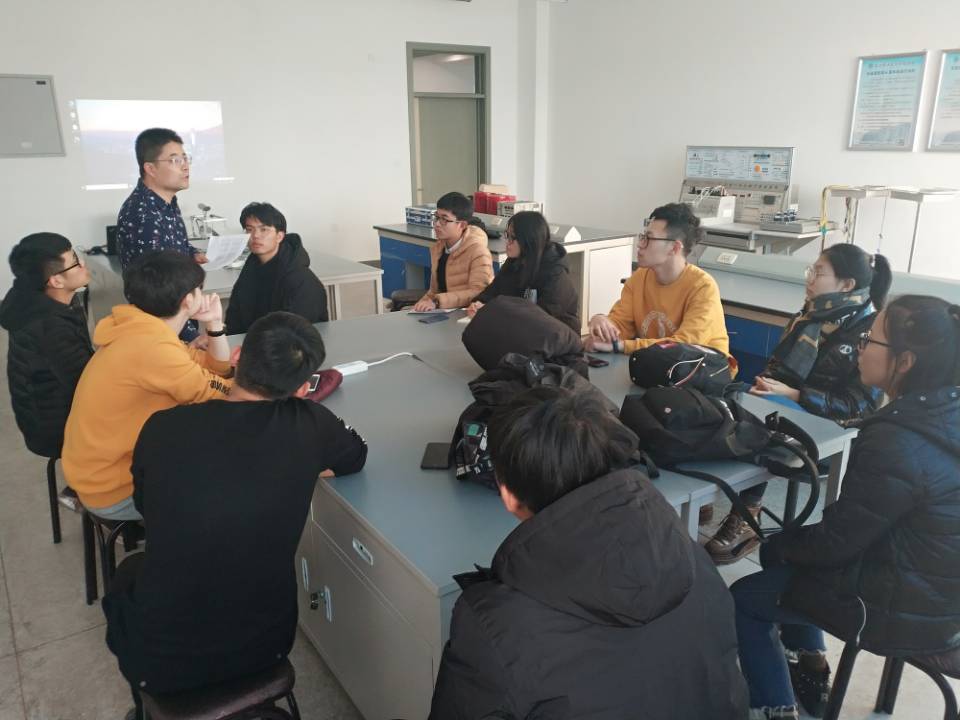 创新创业协会指导老师张影微指导老师