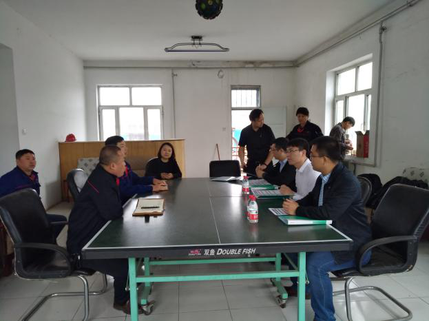 图1 与管理人员进行座谈